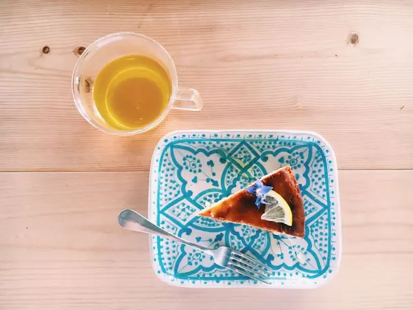 レモンチーズケーキと緑茶ハーブティー