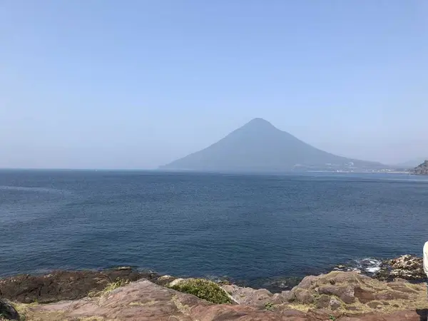 池田湖の向こうに見える開聞岳