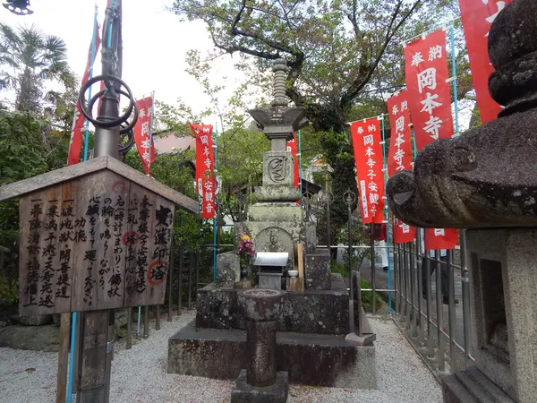 塔の周りをまわって祈願します