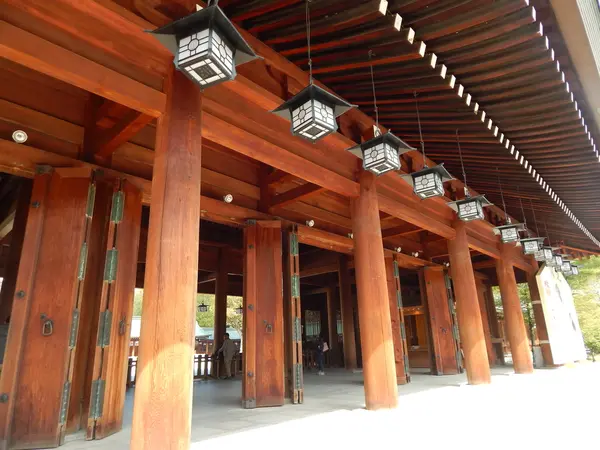 内拝殿に向かって拝みます