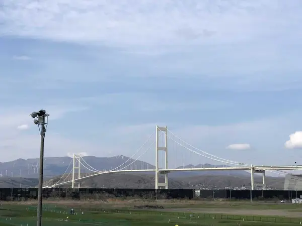 白鳥大橋を間近で望む