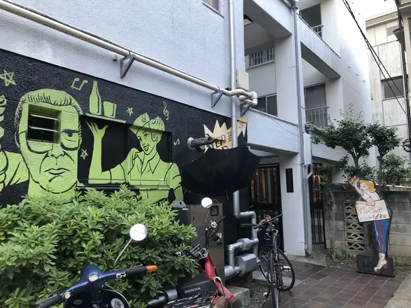 看板を見て