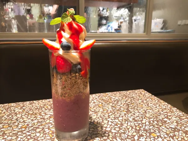 VEGANソフトクリームパフェベリーソース