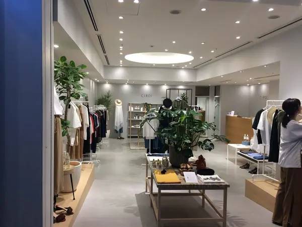 落ち着いた色使いの店内