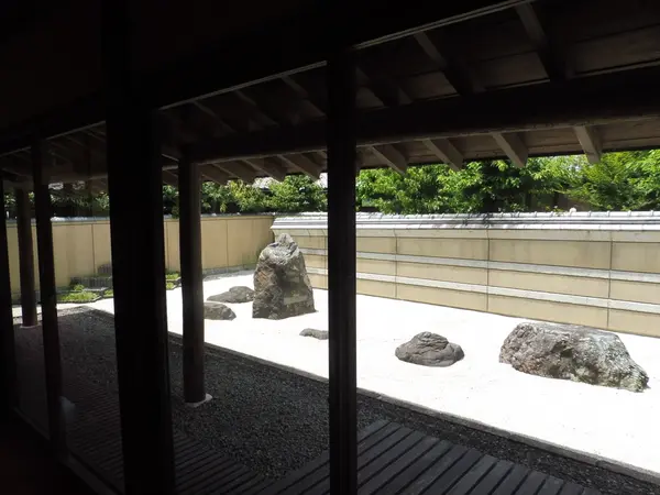 茶室と美しい庭園