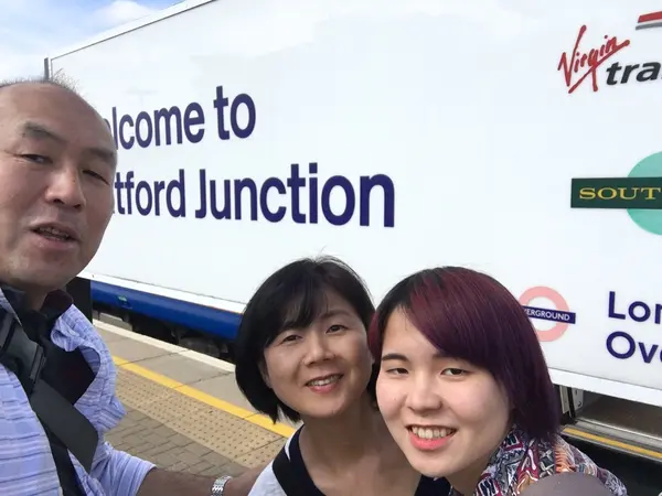 キングスクロス駅隣のユーストン駅16時前にスタート。ワトフォードジャンクション駅へ。