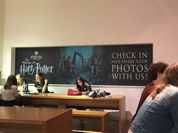 ツアーは完全予約制。取れたのが最終スタートの18:30だったので、１時間ほどカフェやショップで時間を過ごす。