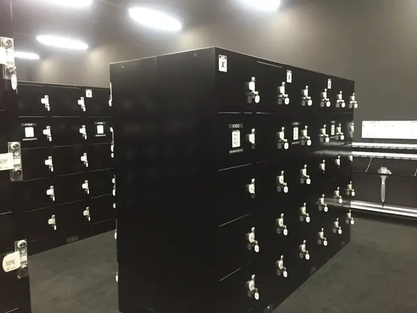 荷物はコインロッカーへ