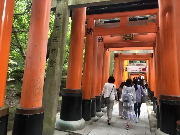 大きな鳥居をくぐって行くと