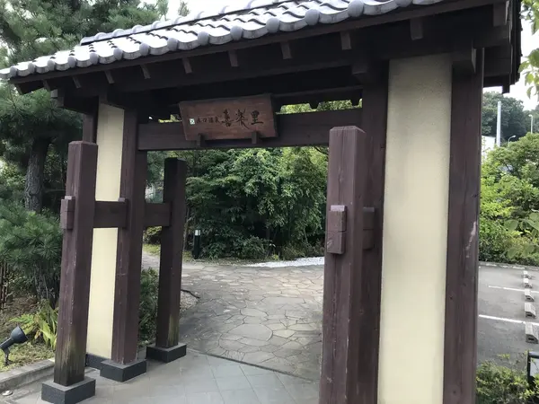 趣きのある門を潜ると？