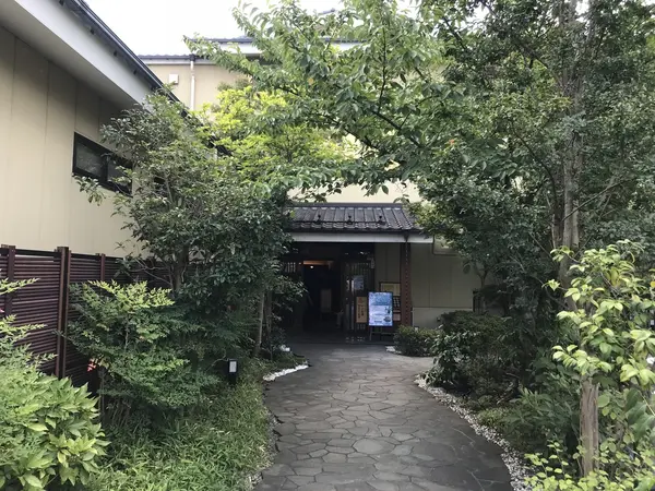 エントランスも雰囲気あります。