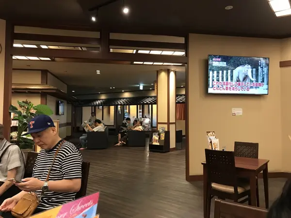 落ち着いた内装の館内。