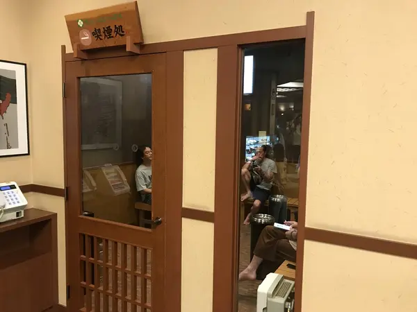 広めの喫煙室です。