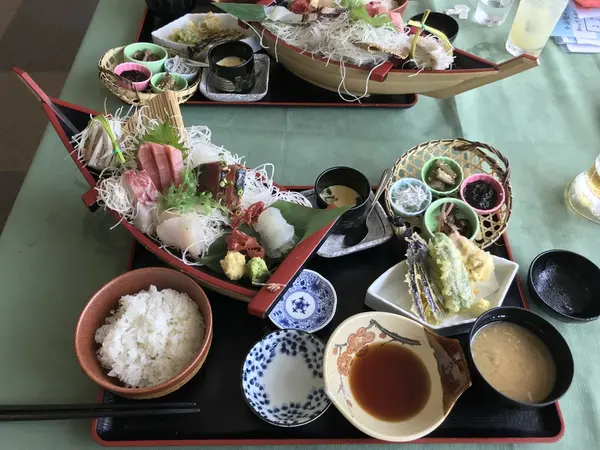 来ました〜。舟盛り♪