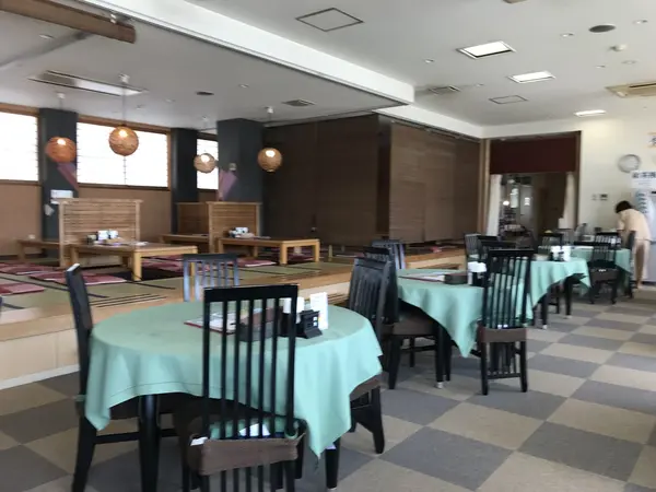レストランは広いです。