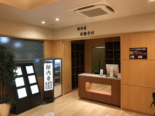 フロント対面の岩盤浴受付。