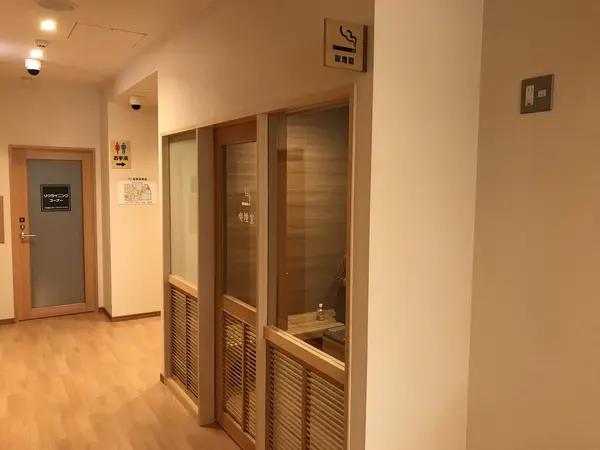 シンプルな内装の喫煙室です。