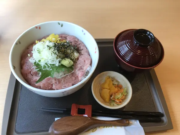メシは高いです。