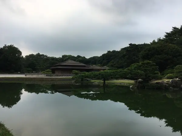 夏場は朝5時半から開園しています。