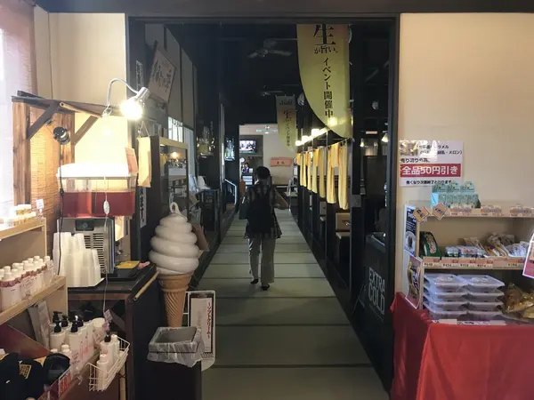 館内の照明は、抑え気味。