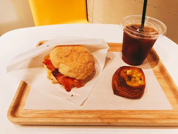 ベーコンエッグとさつまいものミニパイ
