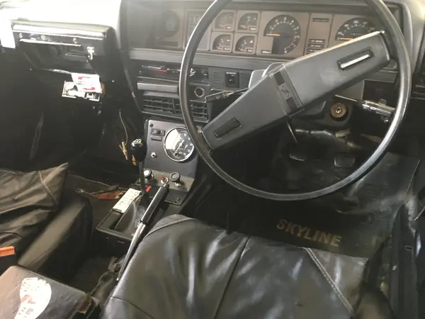 パトカー内部