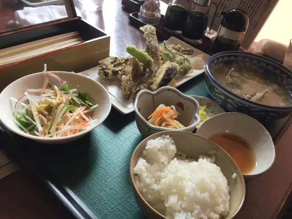 隣の食堂