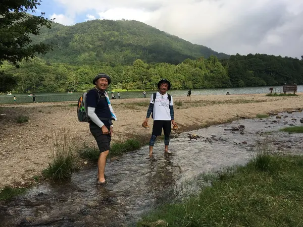 湯の湖に注がれる川