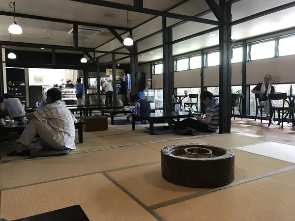 出ました、囲炉裏。