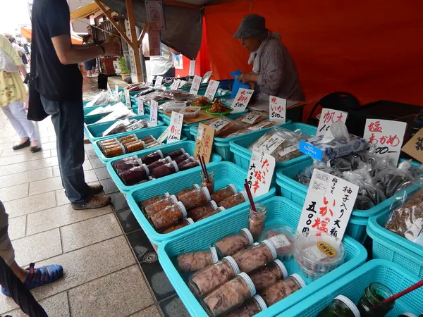 いろいろな商品が並びます