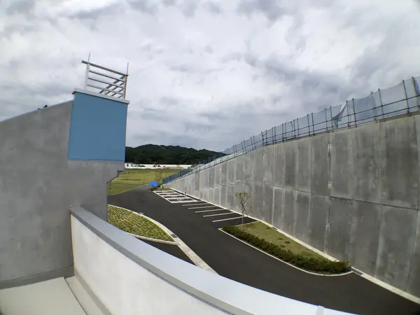 スタンドすぐ隣が防潮堤
