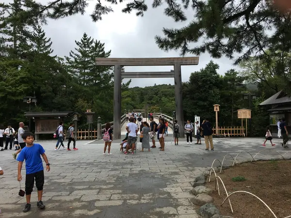 宇治橋前の鳥居