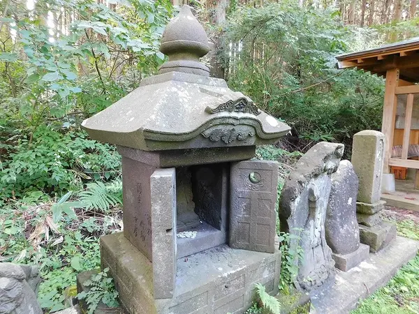 祠の石扉