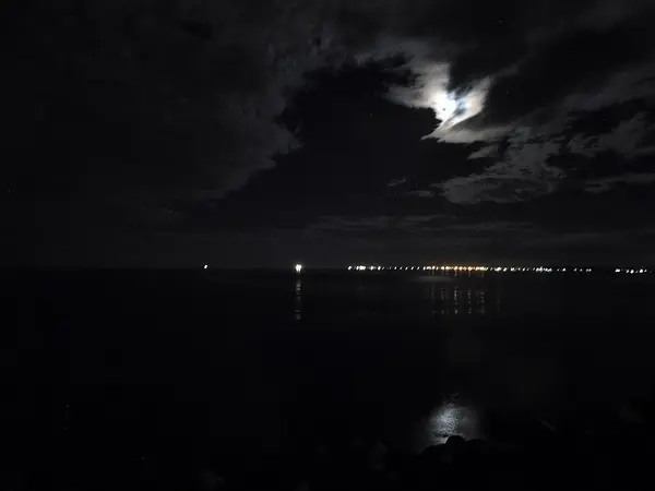 夜の海