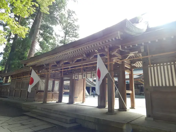白き神々の座はこの神門の先に