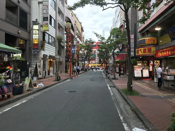 西側入り口から中心部へ