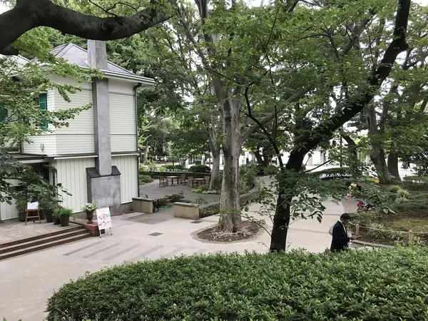 エリスマン邸から山手234番館を望む