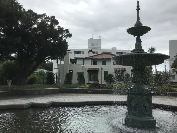 噴水と山手111番館