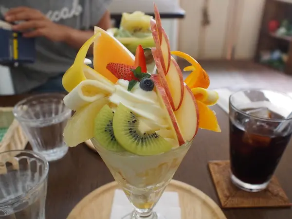 たっぷりフルーツパフェ