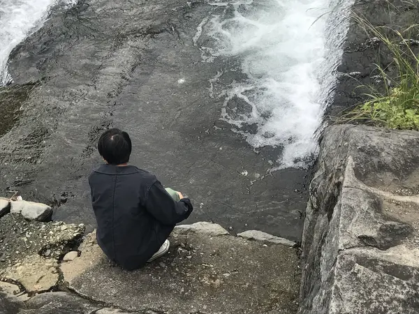 道中には川があります。海も見えます。