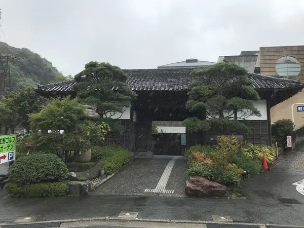 重厚感溢れる門が入り口