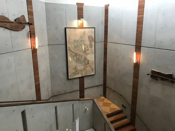 踊り場は美術館のよう