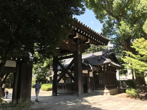 立派な総門の三松関です。