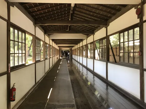 百間廊下だけに長いです。