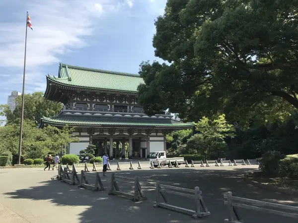 向唐門前から三門を望む