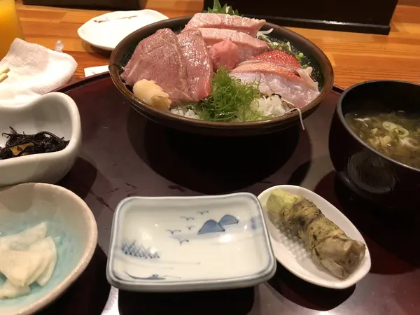 人気の三昧丼ですね