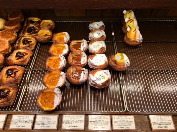 開店から飛ぶように売れていくデニッシュ系