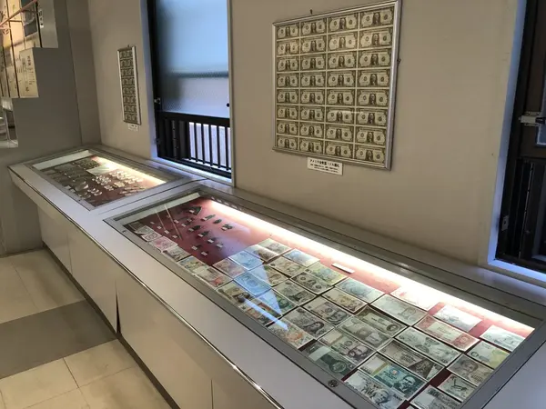 コインだけでなく紙幣も