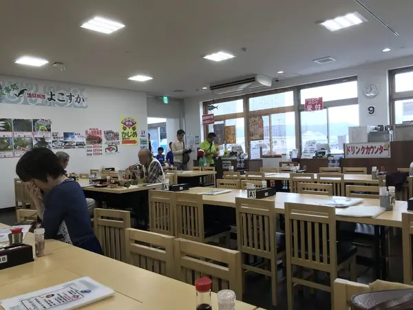 恐ろしい広さの一階レストラン