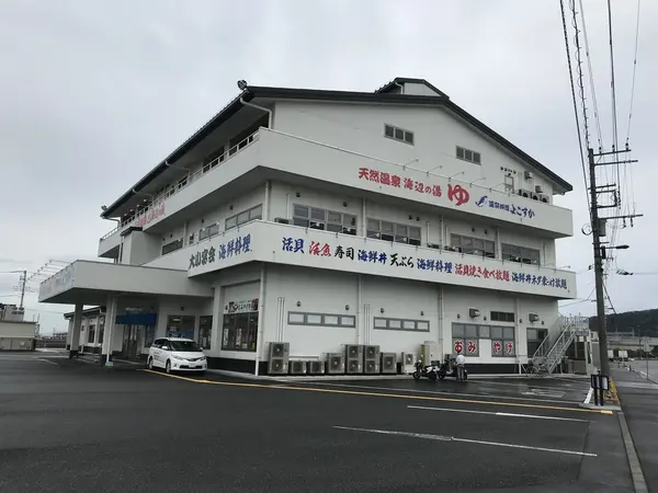 フェリー乗り場の裏のデカい建物